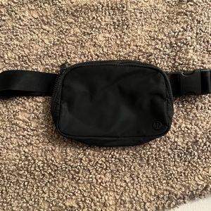 Lululemon Everywhere Belt bag